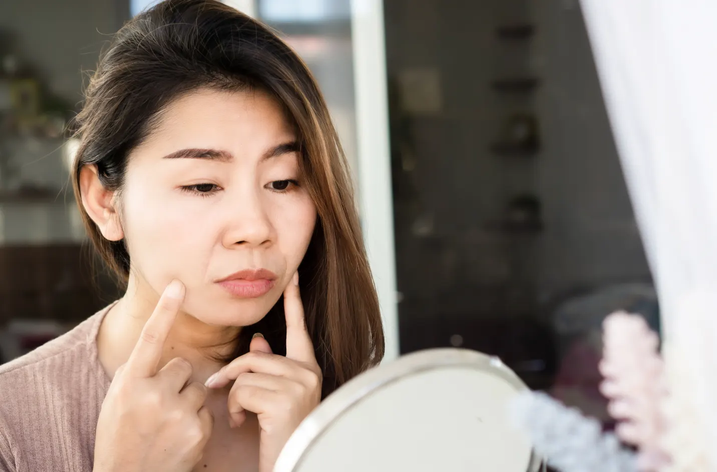Comment atténuer les sillons nasogéniens ? Essayez la combinaison acide hyaluronique + fils tenseurs