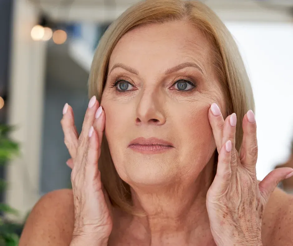 Bajoues / Affaissement du visage d’une femme